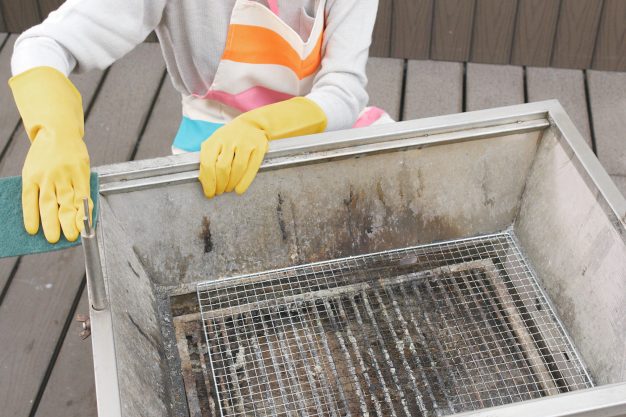 Rag clean of barbecue oven